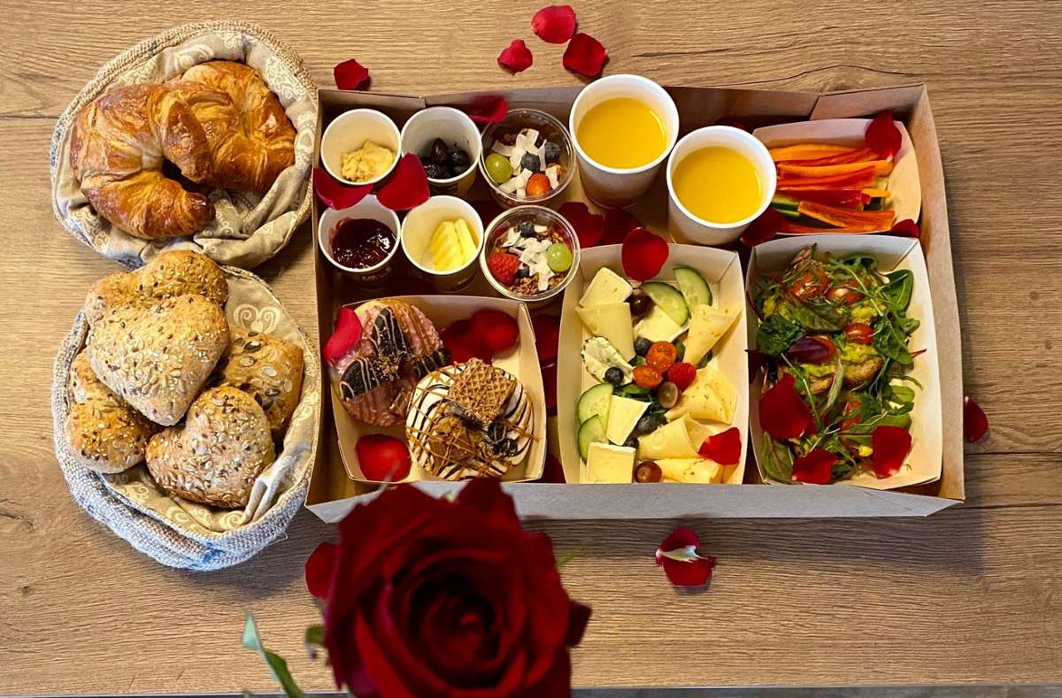 Die Valentines Box vom Café Mela beinhaltet neben leckerem Brunch auch den Klassiker: Eine rote Rose.