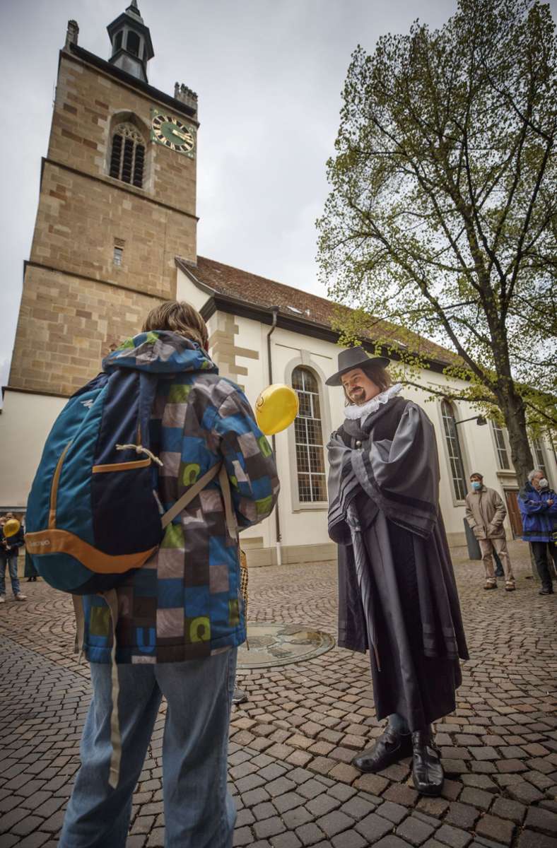 Vor der Fellbacher Lutherkirche kamen Besucher der 900-Jahr-Feier in Fellbach mit den Schauspielern in ihren Rollen als historische Personen ins Gespräch.