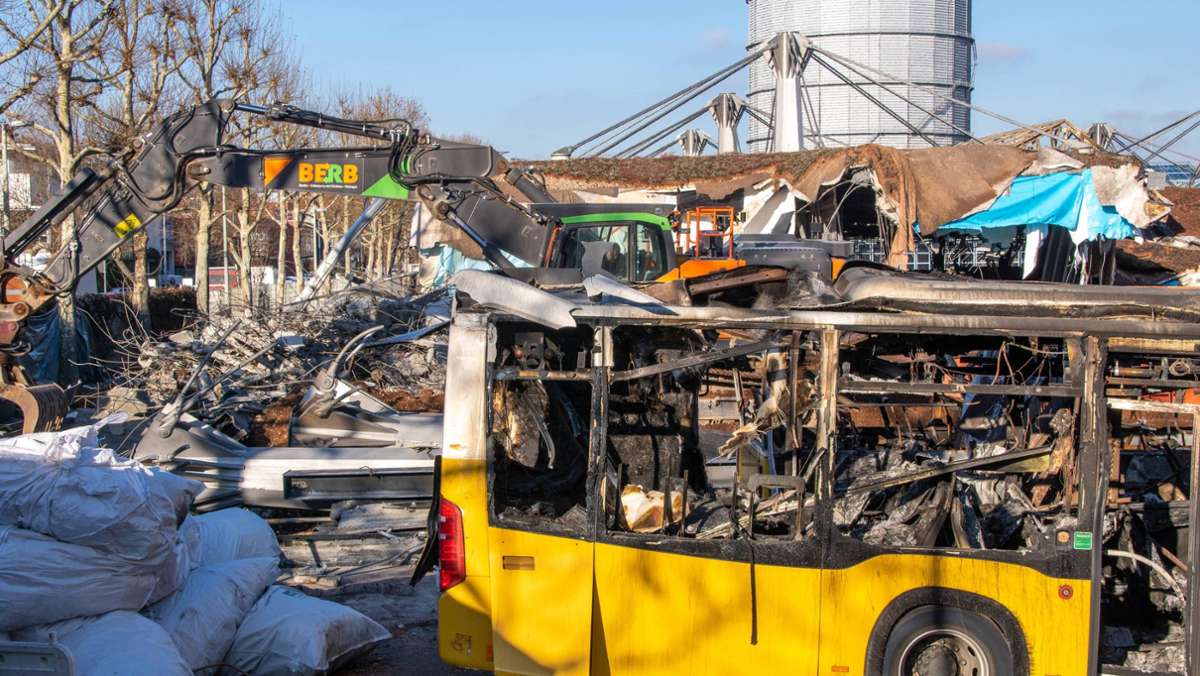Nach Großbrand in Stuttgart: Der Abriss im SSB-Busdepot hat begonnen