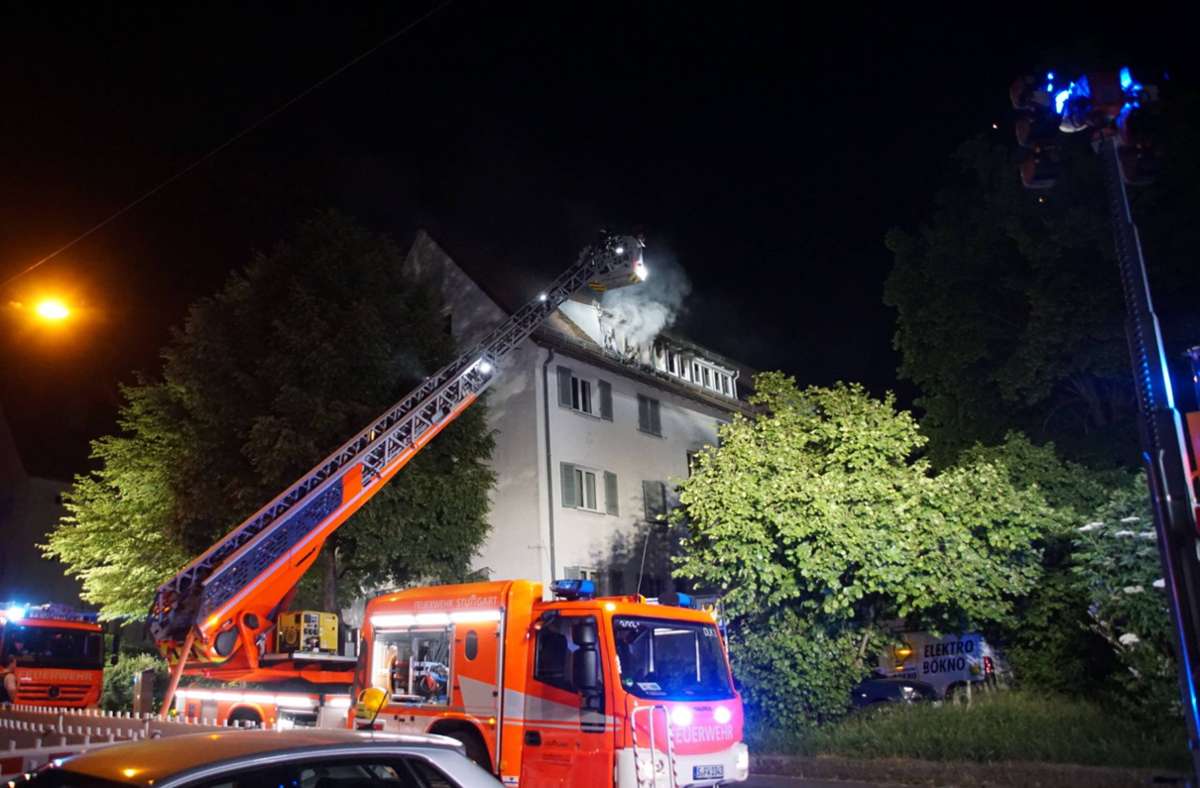 Im Stuttgarter Osten brach ein Feuer in einem Mehrfamilienhaus aus.