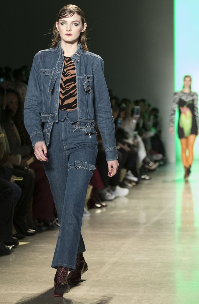 Adam Selman kann auch ruhiger: Hier kombiniert er Jeans zum Tiger-Shirt.