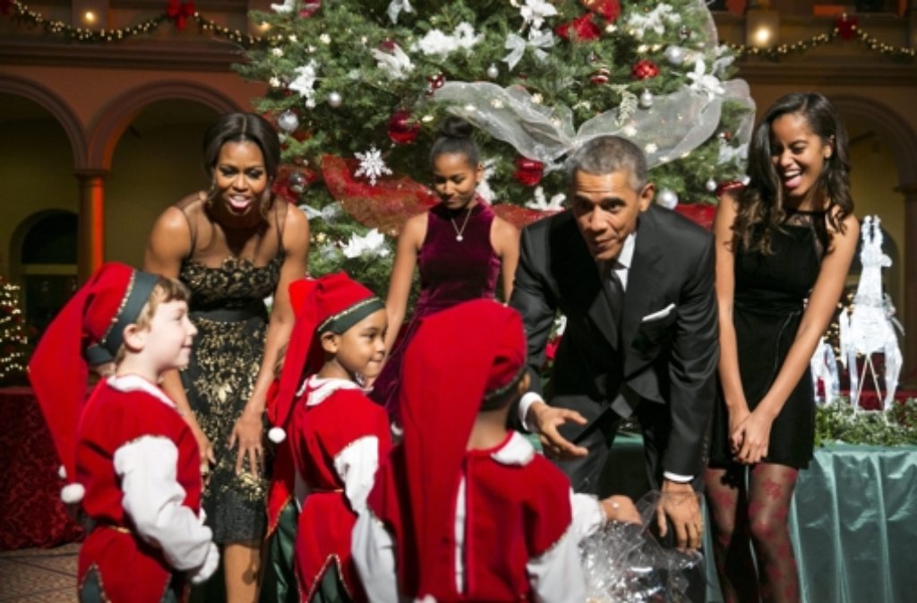 Dezember 2014: Die Obamas mit den kleinen Helferlein von Santa Claus bei der TV-Aufzeichnung "Christmas in Washington".