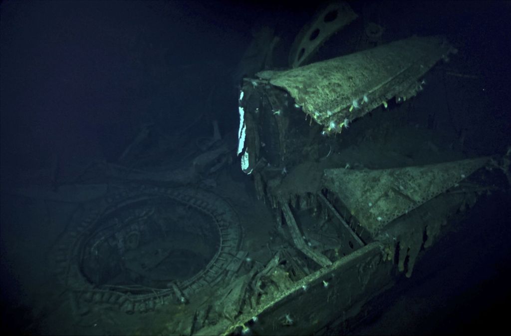Luke auf der Akagi: Unterwasserforscher haben das Wrack des japanischen Flugzeugträgers in 5490 Meter Tiefe gefunden. Der knapp 261 Meter lange Schiff wurde am 5. Juni 1942 in der Schlacht von Midway von amerikanischen Kampfflugzeugen getroffen und später von japanischen Zerstörern versenkt.