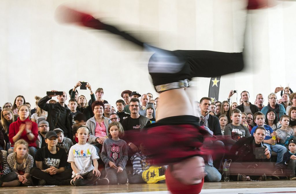 Schnelle Moves bei den Deutschen Meisterschaften im Breakdance in Magdeburg. Foto: AP