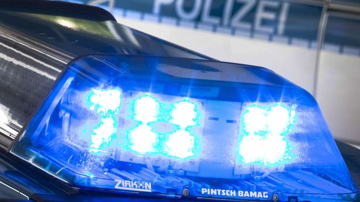 Polizei in Untertürkheim: Auto stößt mit Stadtbahn zusammen