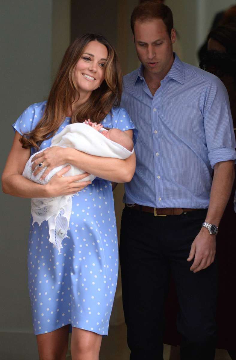 2013: Die Haare sitzen, das Make-up auch – nur Stunden nach der Geburt des kleinen George verlässt Herzogin Kate wie aus dem Ei gepellt das Krankenhaus. Die junge Mutter trägt, wie kann es anders sein, Pünktchen.