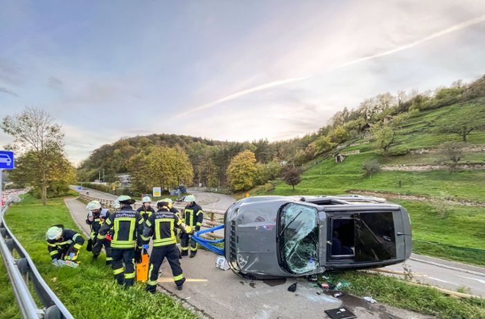 Vier Verletzte bei Unfall in Hedelfingen: Auto durchbricht Zaun und bleibt an Abhang liegen