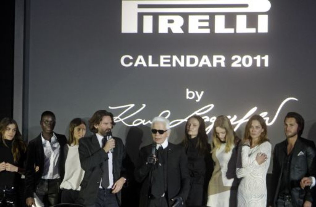Der Fotograf umringt von seinen Motiven: In Moskau haben Karl Lagerfeld (Mitte) und der französische Autor Frédéric Beigbeder (Vierter von links) am Dienstag den neuen Pirelli-Kalender vorgestellt.