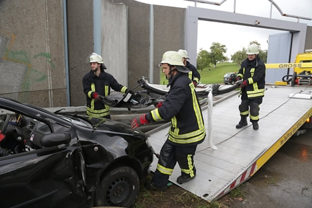 Schwerer Unfall auf der A8 bei Holzmaden. Fünf Menschen wurden dabei verletzt, zwei davon schwer.