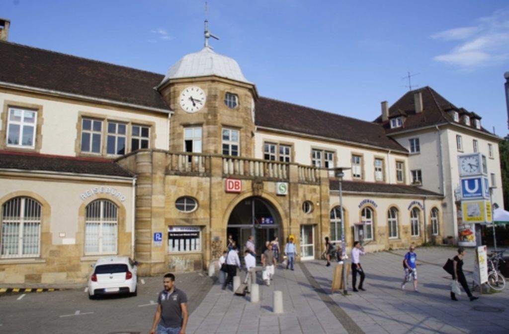 Der Feuerbacher Bahnhof hat als einzige Station im Stuttgarter Norden ein historisches Empfangsgebäude. Doch es fehlen Aufzüge zu den Gleisen. Foto: Leonie Hemminger