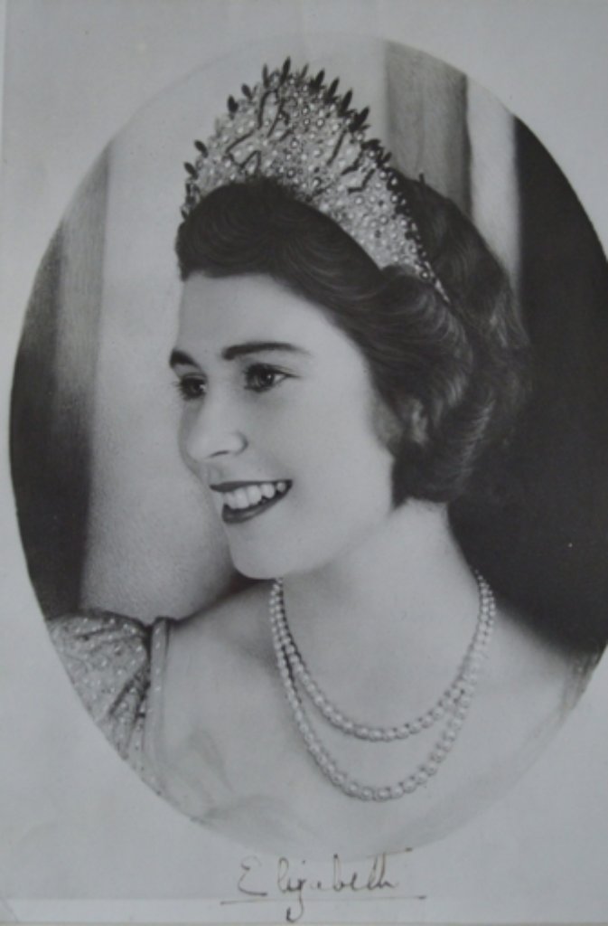 Elizabeth 1944 in dem Stück "Old Mother Red Riding Boots".