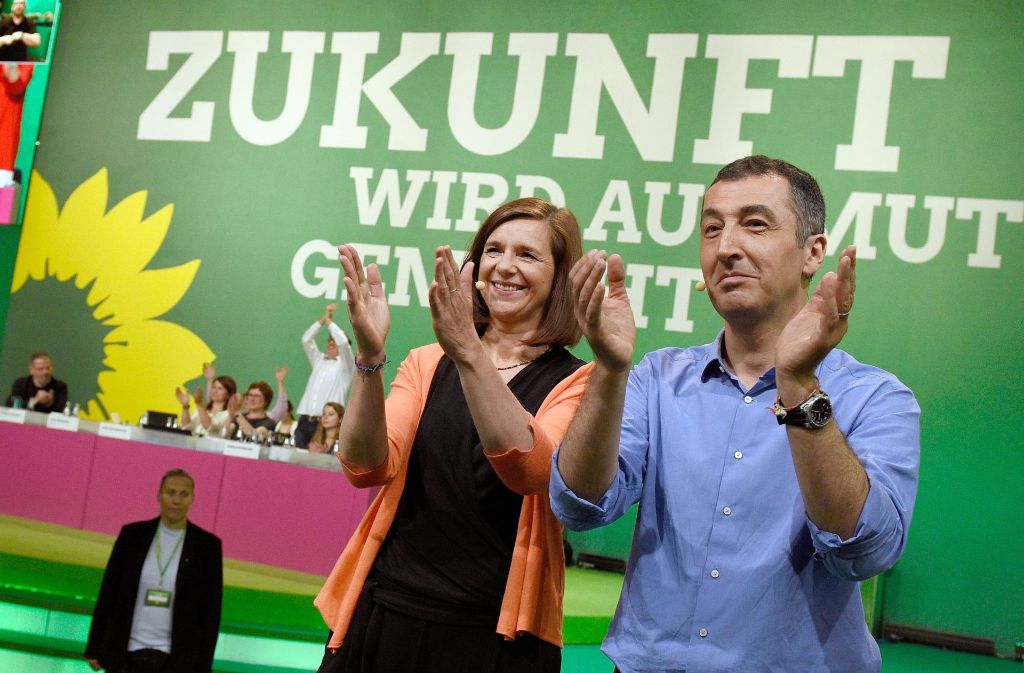 Zeigt sich beim Finale des Parteitags in Berlin gut gelaunt: das Spitzenduo der Grünen bei der Bundestagswahl, Katrin Göring-Eckardt und Cem Özdemir Foto: dpa