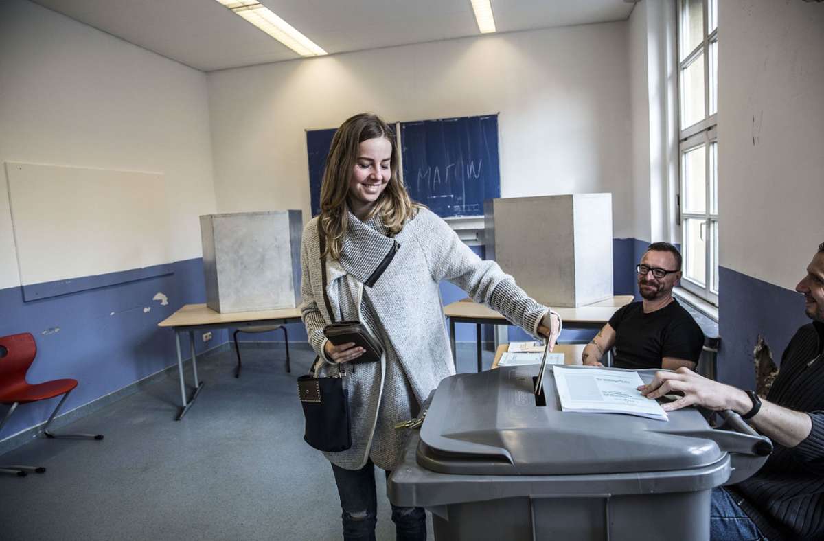 Auf den Nachwuchs kommt es an: Jungwählerin bei der Stimmabgabe. Foto: imago/Michael Schick