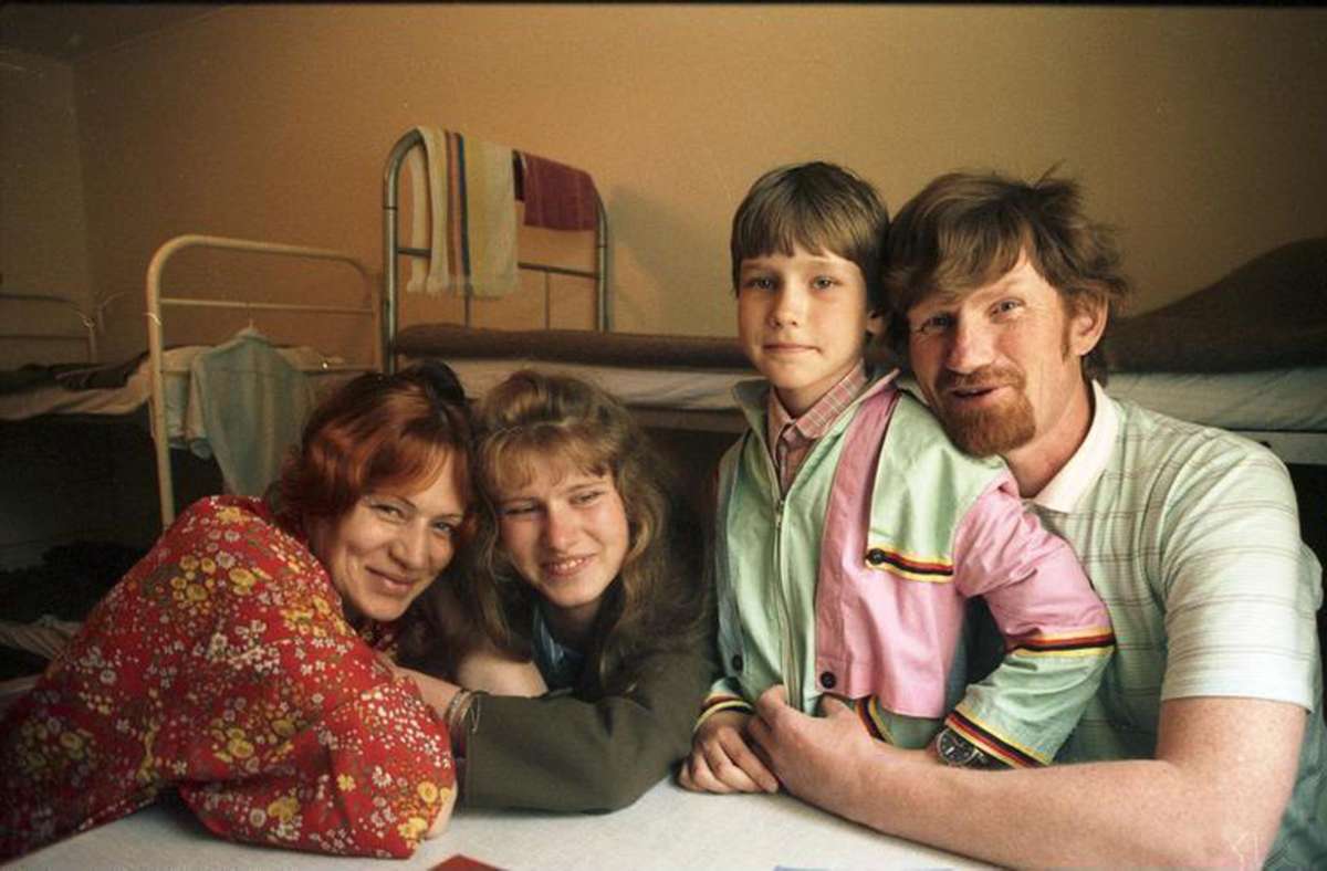 Familie aus Sibirien im Juni 1988 im Lager Friedland Foto: Bundesarchiv, B 145 Bild-F079037-0017/CC BY-/ 3.0