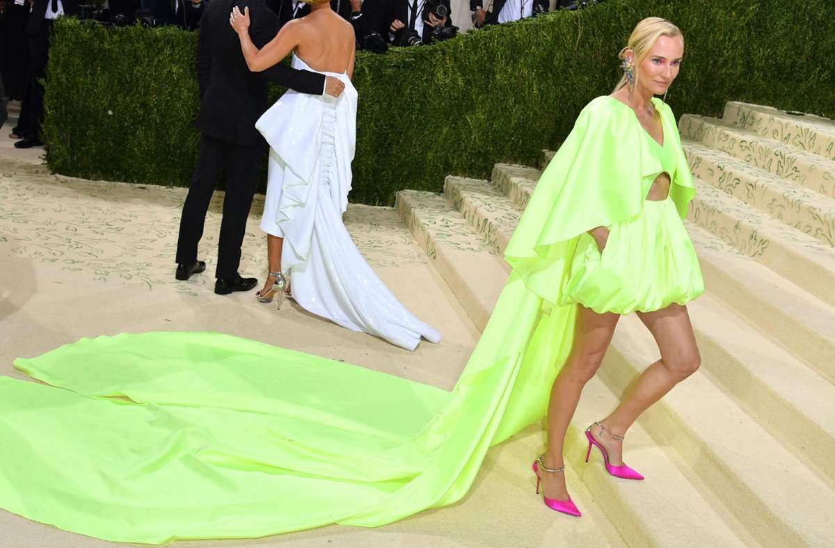 In einem limonengrünen Ballonkleid des Designers Prabal Gurung mit XXl-Schleppe und pinkfarbenen Stilettos, über die Aschenputtel entzückt wäre, schwebte die deutsch-amerikanische Schauspielerin Diane Kruger über die Treppe bei der Met-Gala.