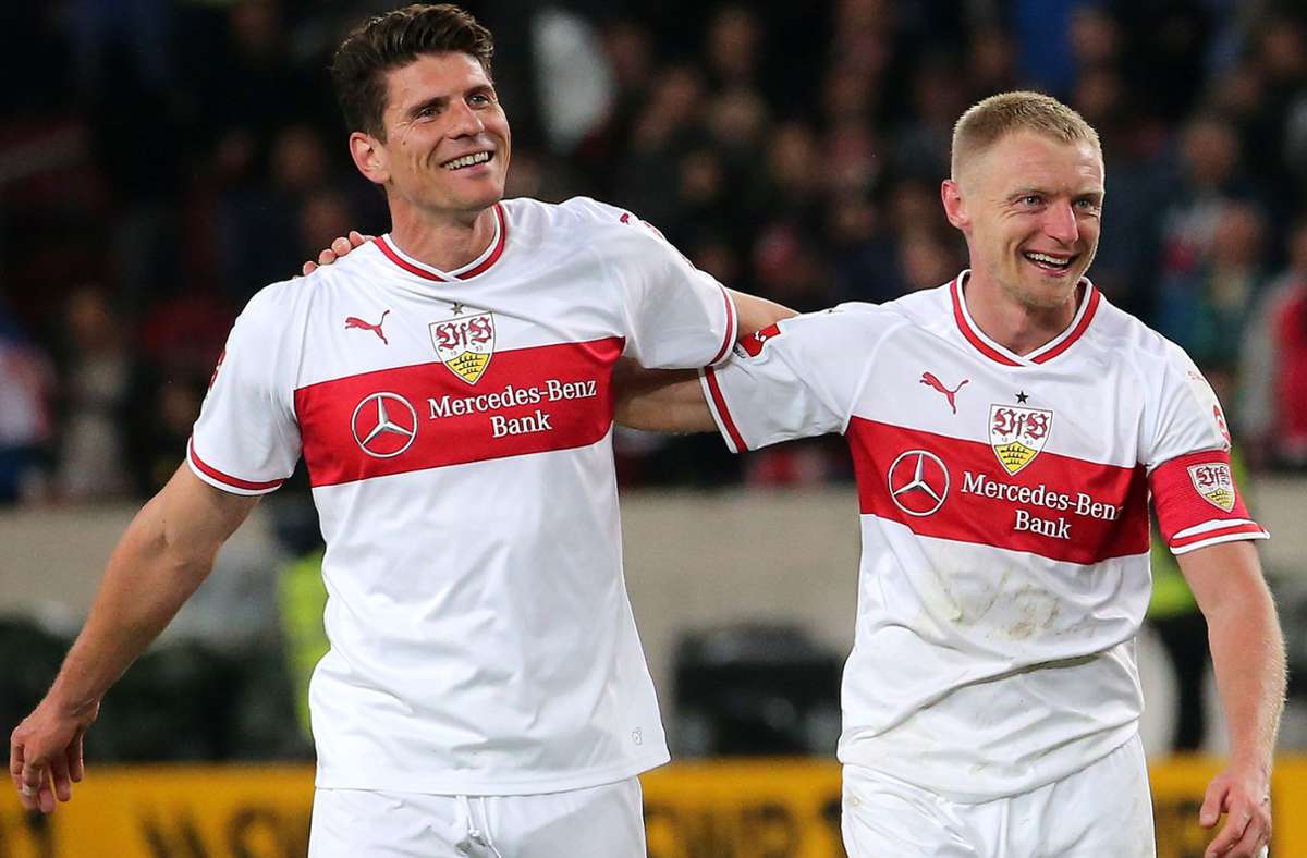 Andreas Beck (rechts) wurde beim VfB Stuttgart zum Profi. Am 11. Februar 2006 feierte er sein Bundesligadebüt. In der Meistersaison 2006/07 absolvierte er vier Partien. Im Sommer 2008 wechselte der Abwehrspieler zur TSG Hoffenheim und wurde dort auch Kapitän. Nach zwei Jahren bei Besiktas Istanbul kehrte Beck 2017 wieder für zwei Spielzeiten nach Stuttgart zurück.