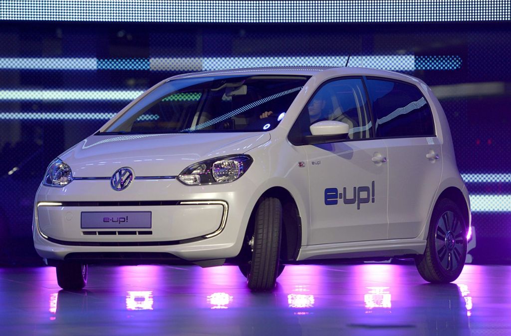 Noch länger gedulden müssen sich Käufer eines E-Autos von Volkswagen. Bei dem E-Up beträgt die Lieferzeit fünf bis sechs Monate.