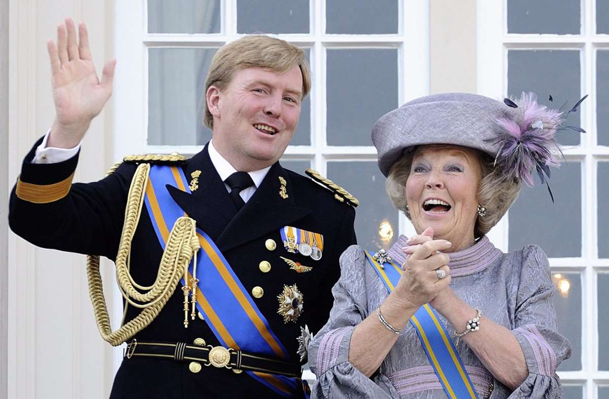 Gerade als man sich fragte, ob Willem-Alexander zu einer Art „Prinz Charles am Deich“ werden würde, kündigte Königin Beatrix 2013 an, zu Gunsten ihren Sohnes mit 75 Jahren abzudanken.