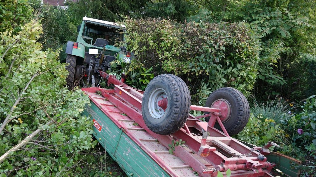 In Stuttgart-Hedelfingen hat sich am Mittwoch ein Traktorgespann selbständig gemacht und ist einen Weinberg hinuntergerast. Erst ein Baum stoppte die Irrfahrt.