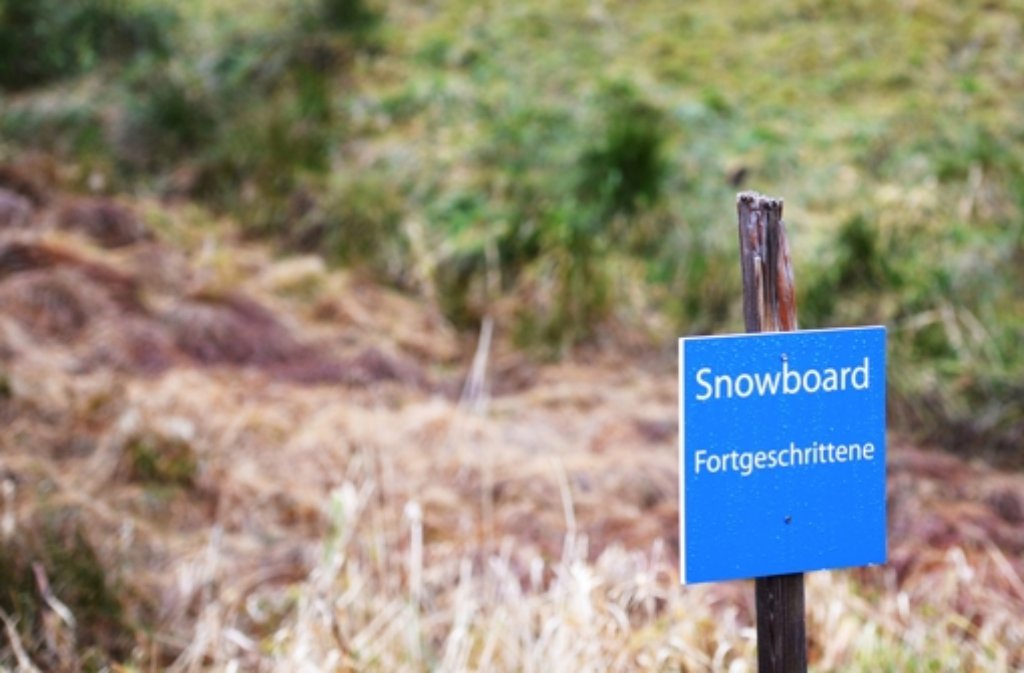 Von Schnee keine Spur: Auf dem Gelände einer Skischule auf dem Schauinsland bei Hofsgrund im Schwarzwald fehlt das Wichtigste für den Wintersport.