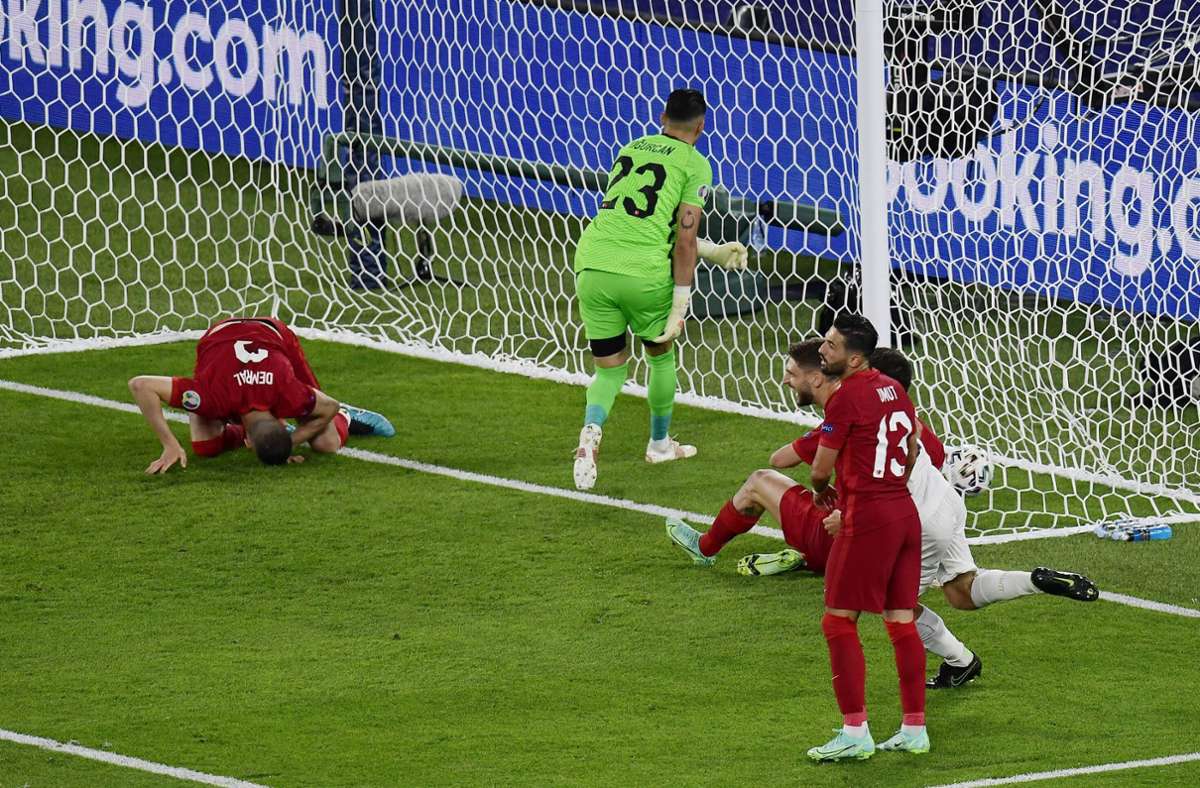 Das erste Eigentor der EM 2021 unterläuft dem türkischen Innenverteidiger Merih Demiral im Eröffnungsspiel gegen Italien.