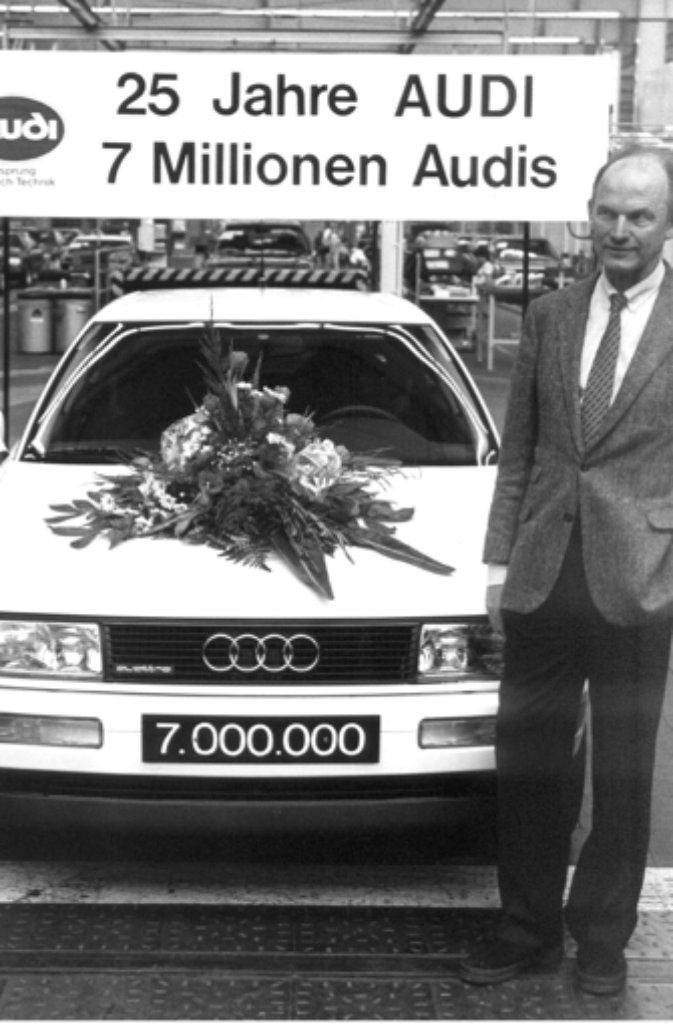 Der damalige Audi-Vorstandsvorsitzende Ferdinand Piëch präsentiert im Werk Ingolstadt den Jubiläumswagen im Jahr 1990.