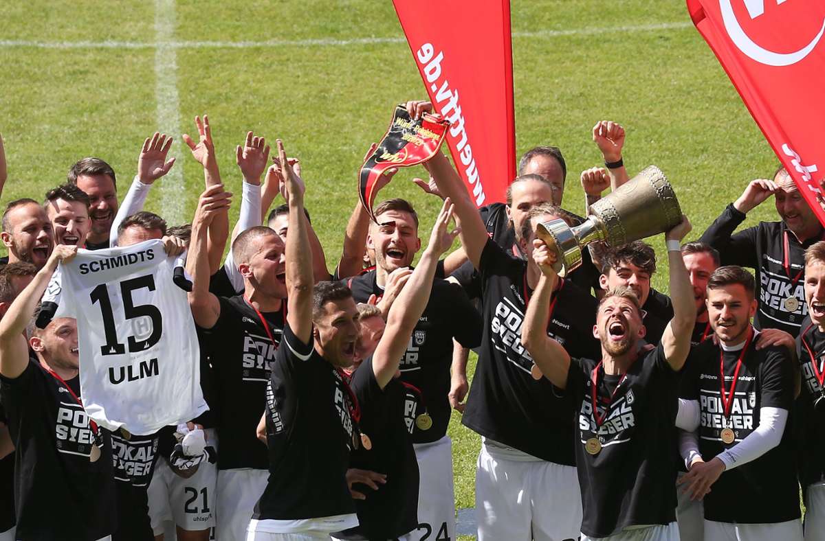 Die Spieler bejubeln den vierten WFV-Pokal-Sieg in Serie.