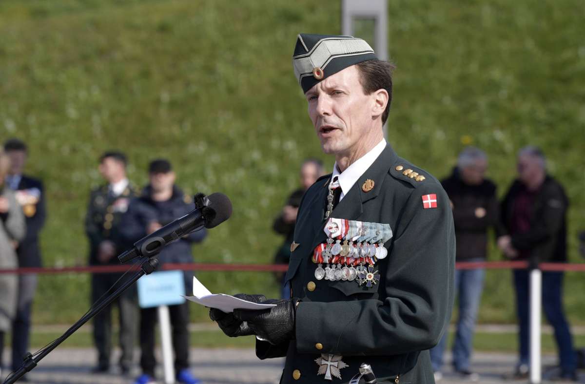 Seit 2005 ist Prinz Joachim Major der Reserve in der dänischen Armee. In Frankreich absolvierte er in jüngster Zeit eine hochrangige Weiterbildung an der Militärakademie École Militaire.