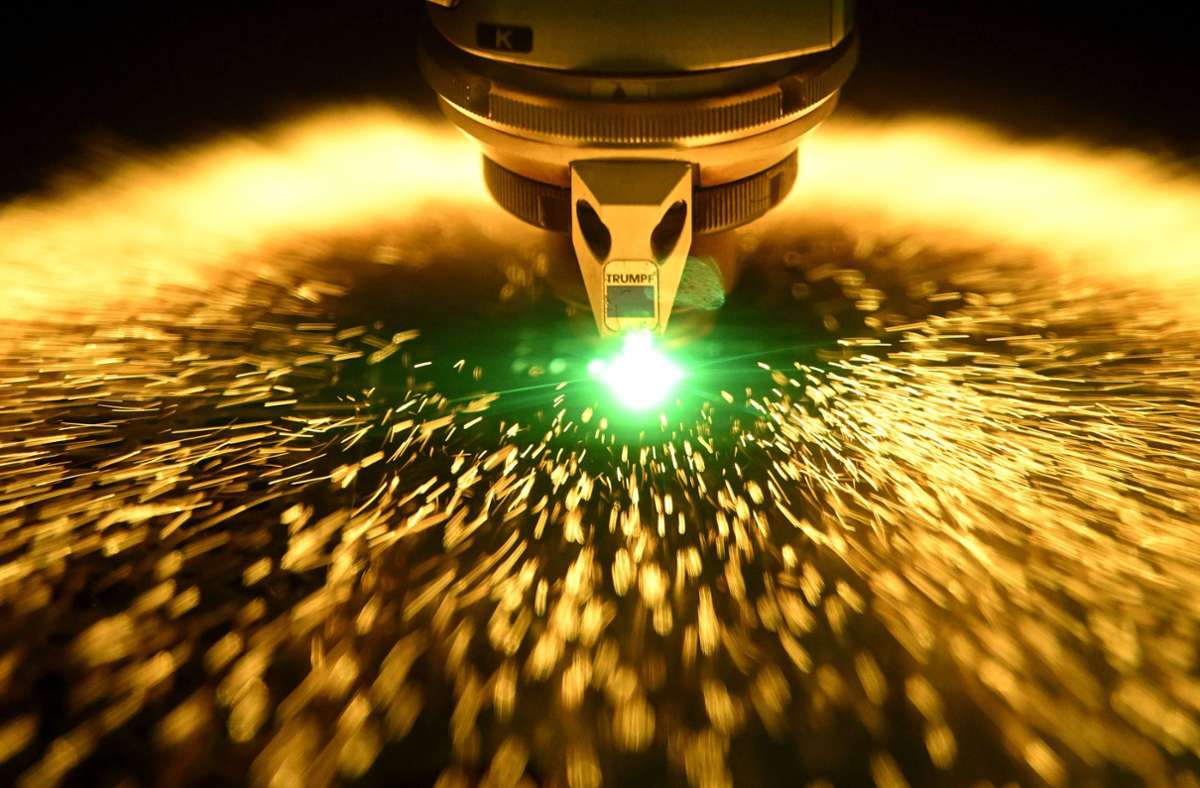 Mit Laserstrahlen  – wie hier bei der Blechbearbeitung – erzielt Trumpf hohe Umsatzzuwächse. Besonders erfolgreich ist die EUV-Technik, die bei der Chipproduktion eingesetzt wird. Foto: dpa/Marijan Murat