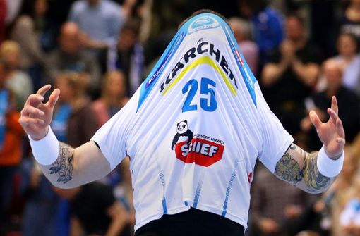 Nationalspieler Patrick Zieker vom Handball-Bundesligisten TVB Stuttgart zieht sein Trikot übers Gesicht.  Vieles im Sport ist derzeit unklar. Foto: Baumann