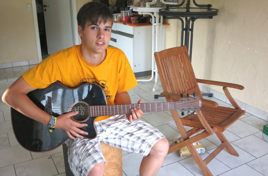 Bundesfreiwilligendienstler Philipp greift zur Gitarre.
