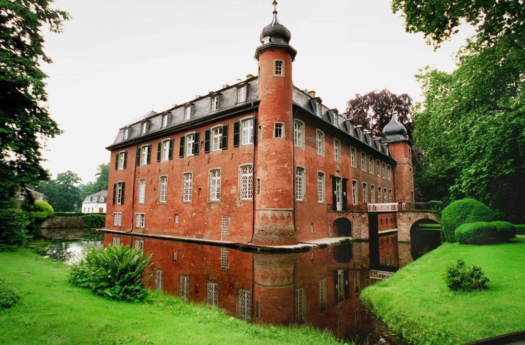 Von 1998 an lebte die Familie auf Schloss Gymnich bei Erftstadt in Nordrhein-Westfalen. Nach dem Tod von Vater Dan im Jahr 2002 wurde das Schloss verpachtet, unter anderem als Hotel genutzt und 2012 versteigert. Der neue Besitzer lässt es seit 2015 renovieren.