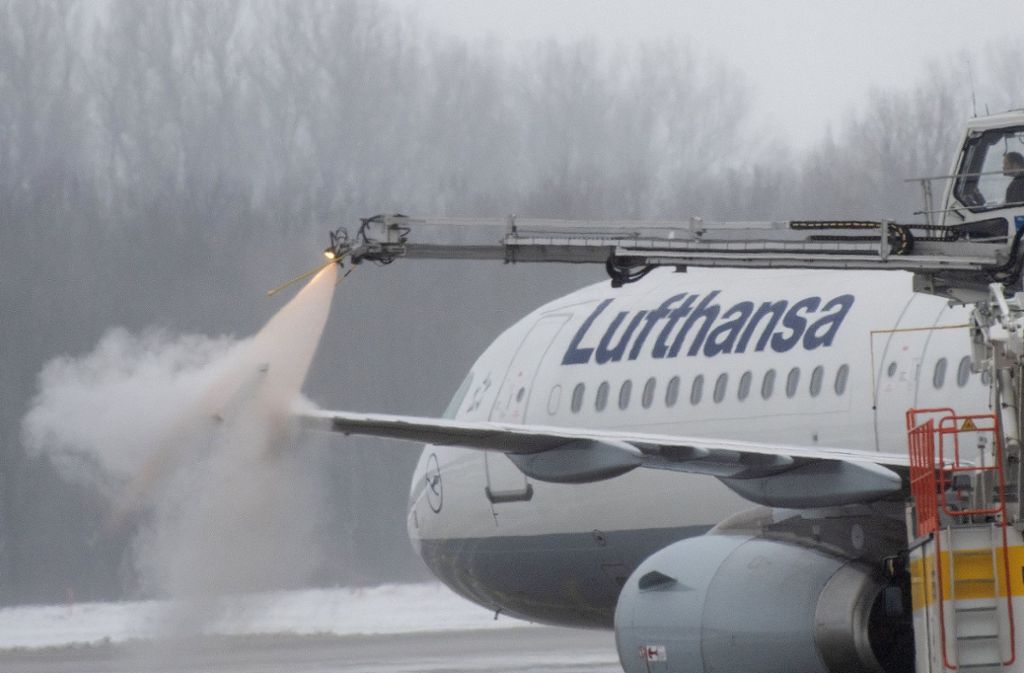 Ein Airbus A321 der Lufthansa wird vor dem Start enteist. Wegen Schneefalls kam es auch am Münchener Flughafen zu Verspätungen und Flugausfällen.