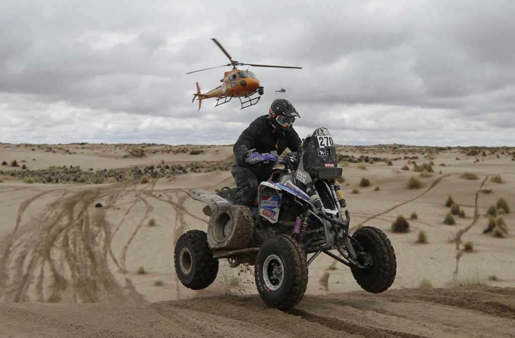 Gustavo Gallego aus Argentinien wird auf der Etappe zwischen Oruro und Uyuni vom Helikopter aus beobachtet.