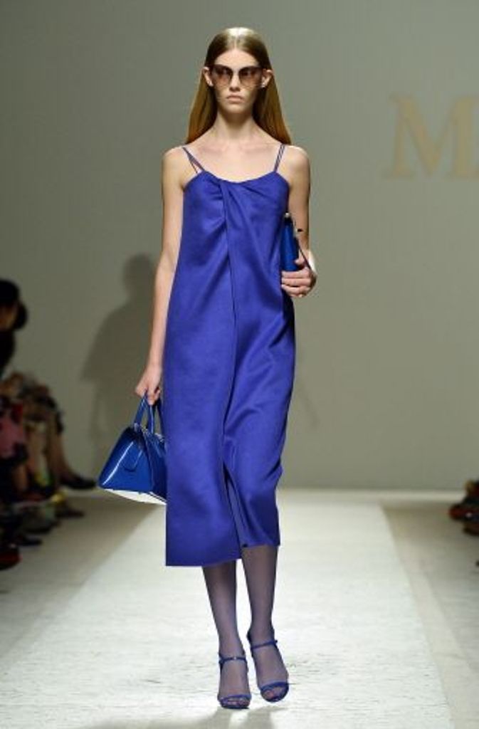 Max Mara setzt in diesem Jahr auf schlichte Eleganz. Die Entwürfe sind einfarbig und fließend.