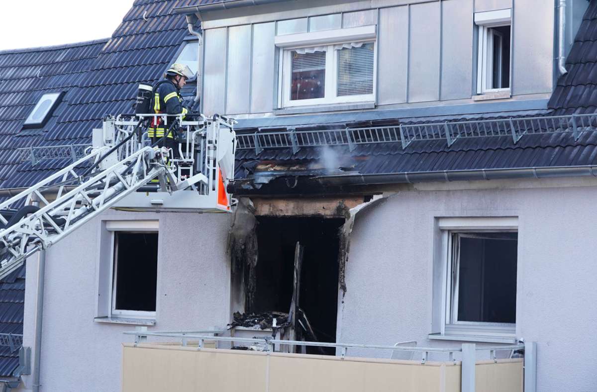 Die Wohnung stand in Flammen, als die Feuerwehr eintraf.