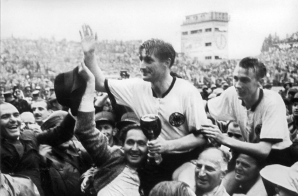 Fußball-Legende Fritz Walter (Mitte) führte die deutsche Nationalmannschaft 30 Mal an (61 Länderspiele).