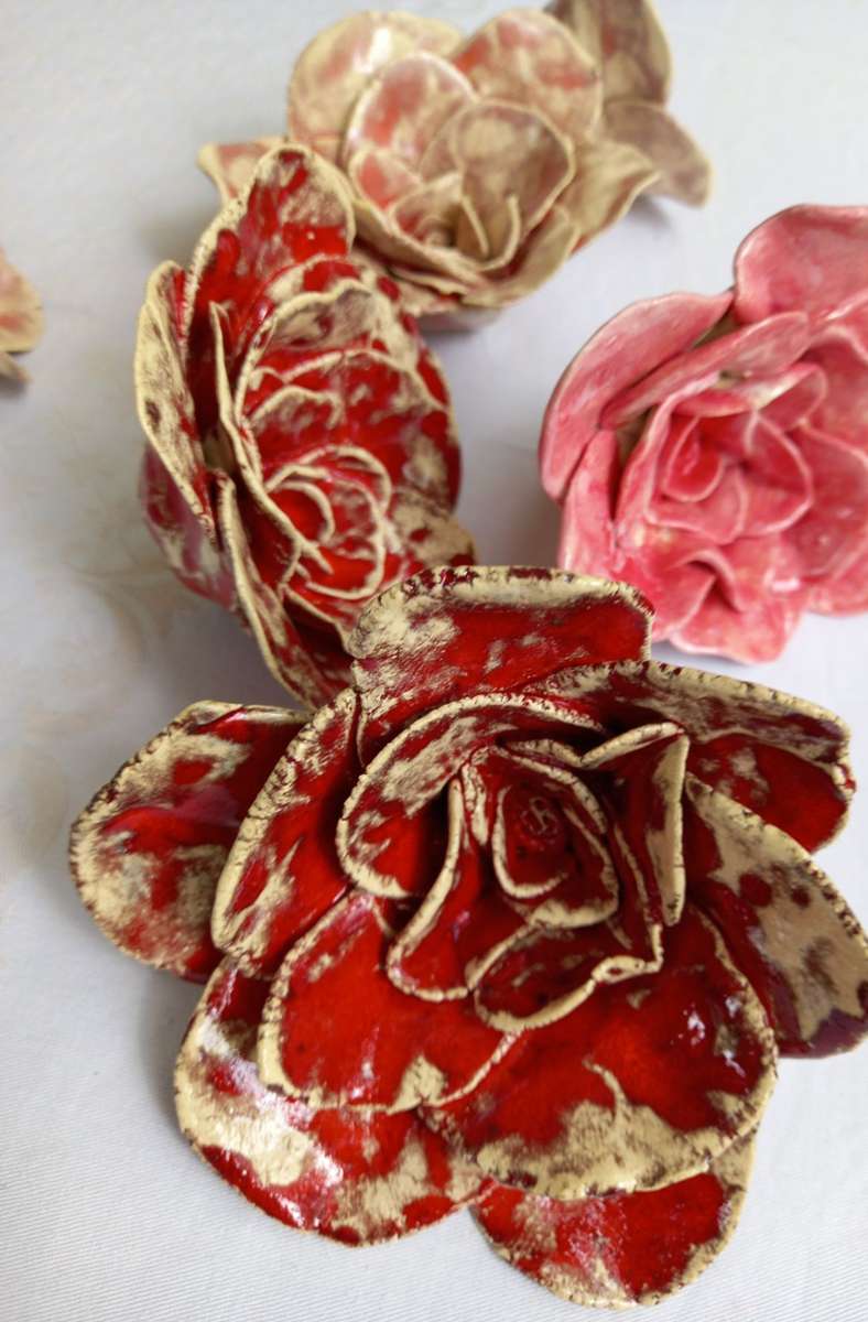 Rosenblüten aus Ton hat Dieter Sperrle kreiert.