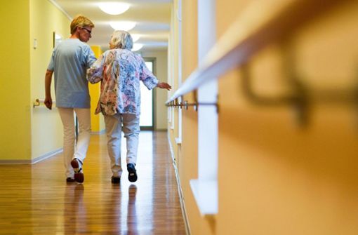 Altenpflege soll besser bezahlt werden – aber noch nicht gut genug, meinen Experten. Foto: dpa/Christoph Schmidt