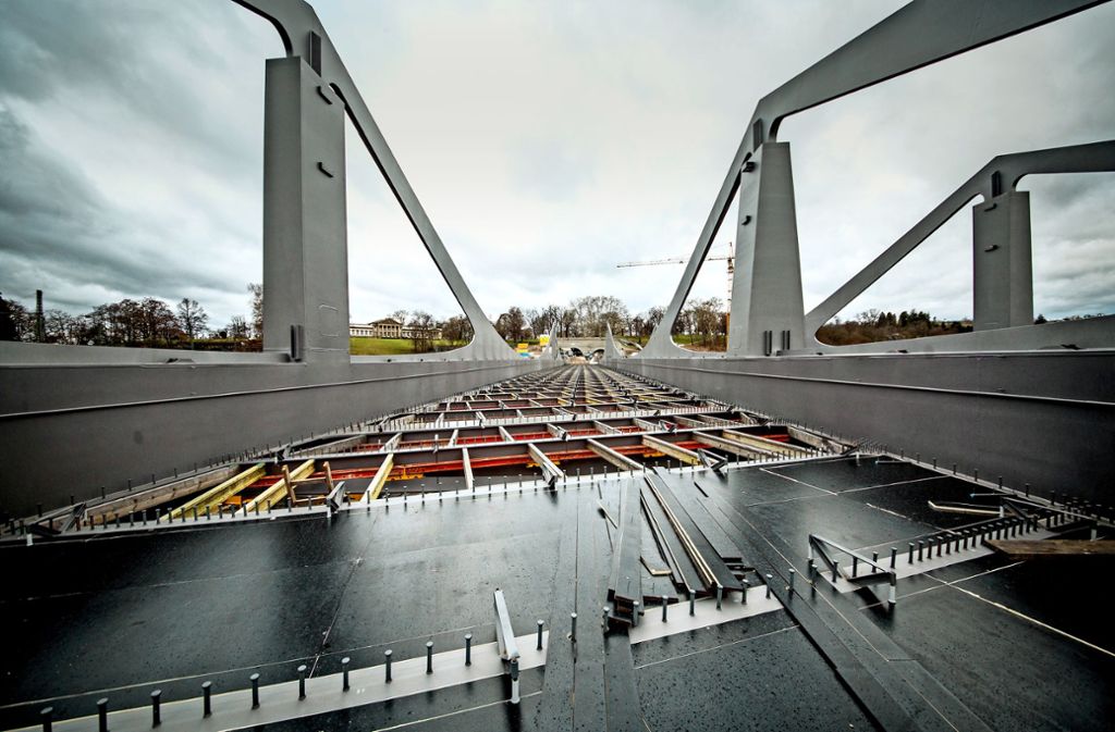 Die neue Neckarbrücke wird die Gleise von Stuttgart 21 einmal in Richtung Rosensteinpark führen. Das namengebende Schloss ist in der linken Bildhälfte zu sehen. Foto: Lg/Christoph Schmidt