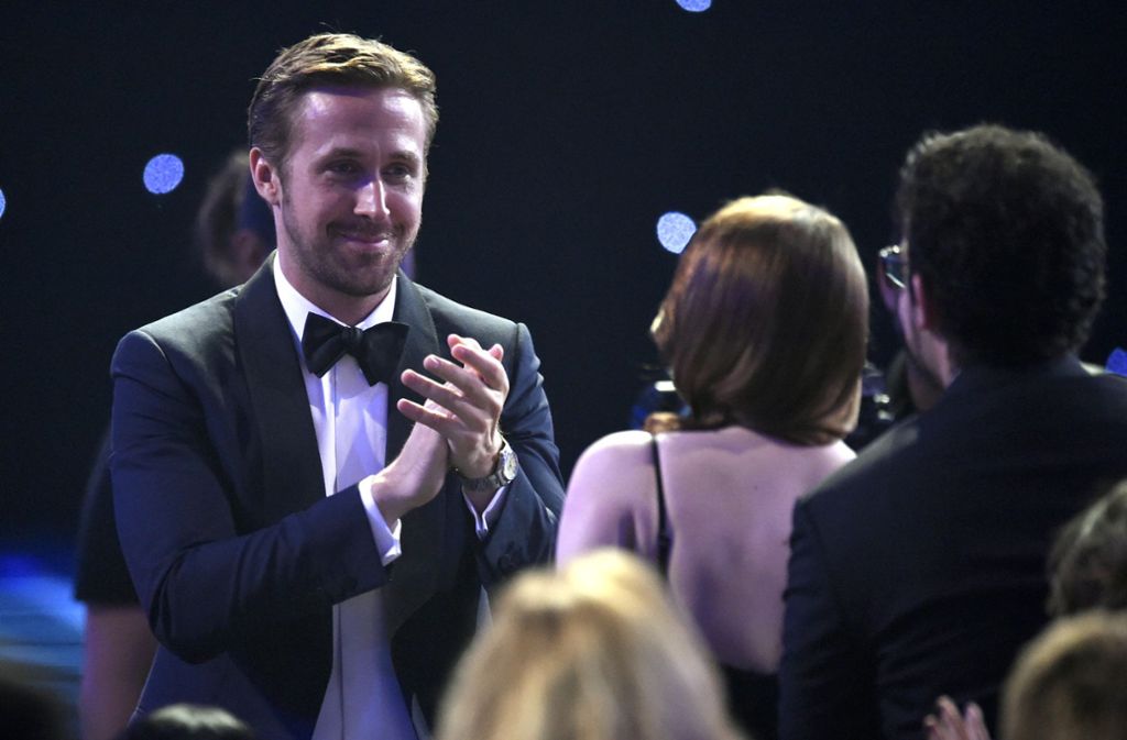 Ihr Schauspielkollege Ryan Gosling gratuliert ihr nach der Verleihung.