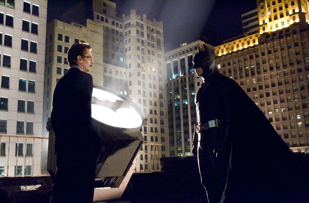 Gary Oldman als Jim Gordon (links), Christian Bale als Batman