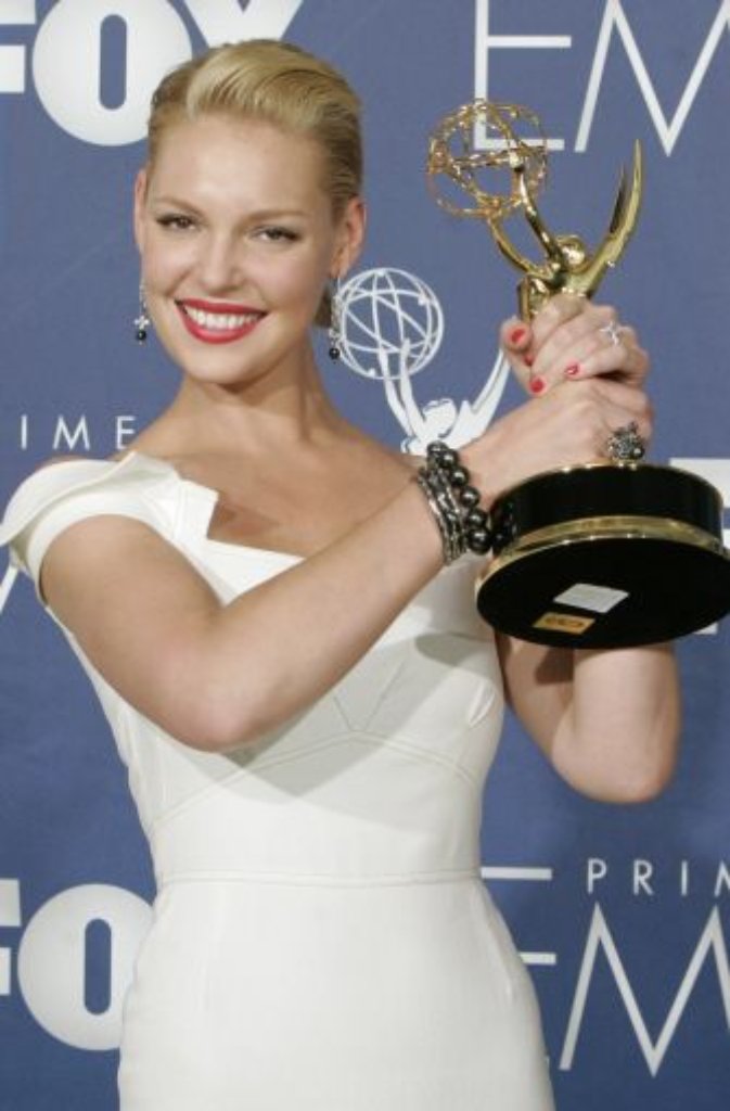 2007 bekommt die Blondine dafür den Emmy für die beste Nebendarstellerin verliehen. Bald wird auch Hollywood auf Heigl aufmerksam.