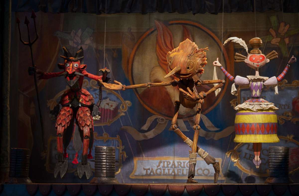 Szene aus Guillermo del Toros „Pinocchio“ mit dem Titelhelden im Zentrum