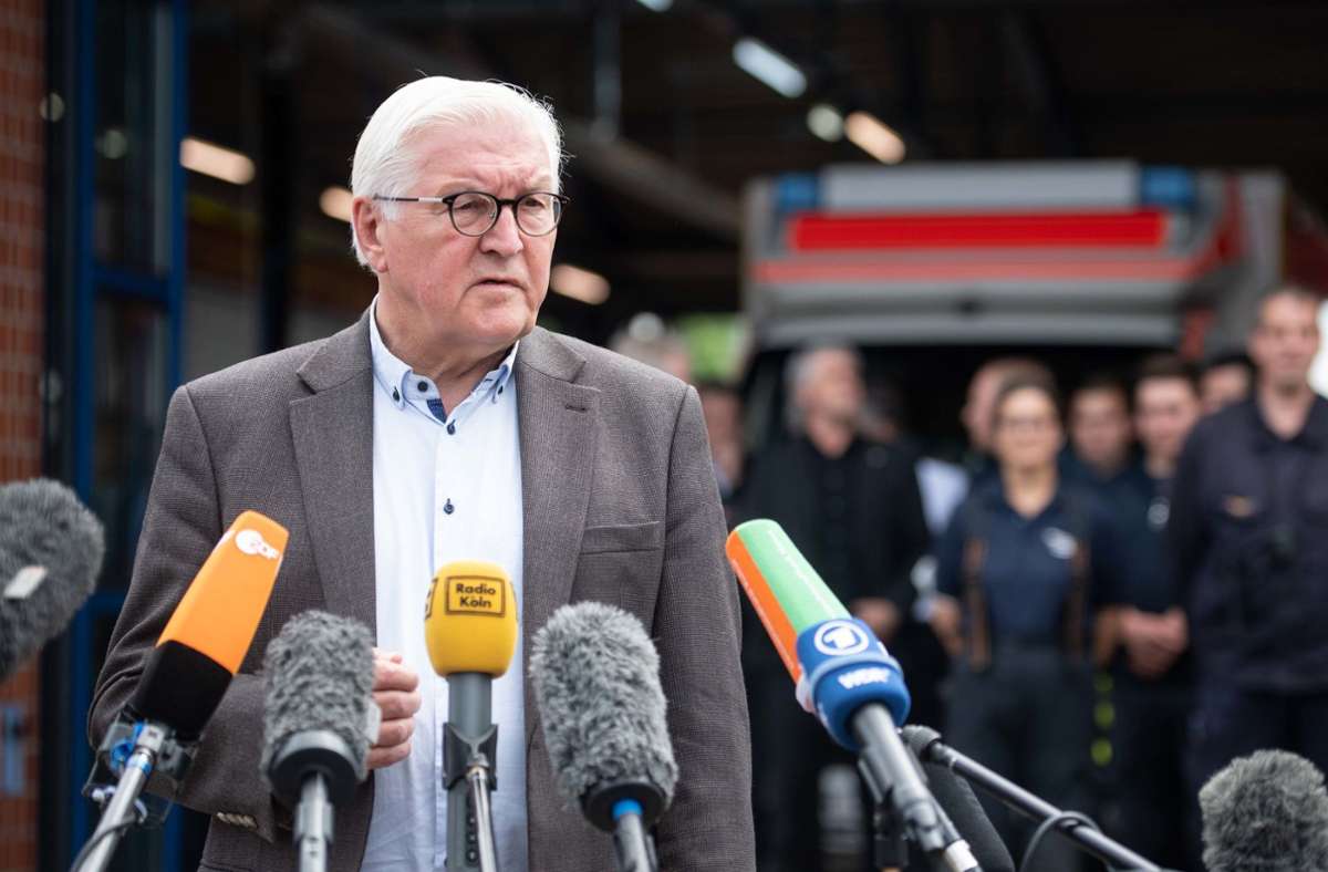 Bundespräsident Frank-Walter Steinmeier besuchte am Samstag das nordrhein-westfälische Katastrophengebiet an der Erft. Foto: dpa/Marius Becker