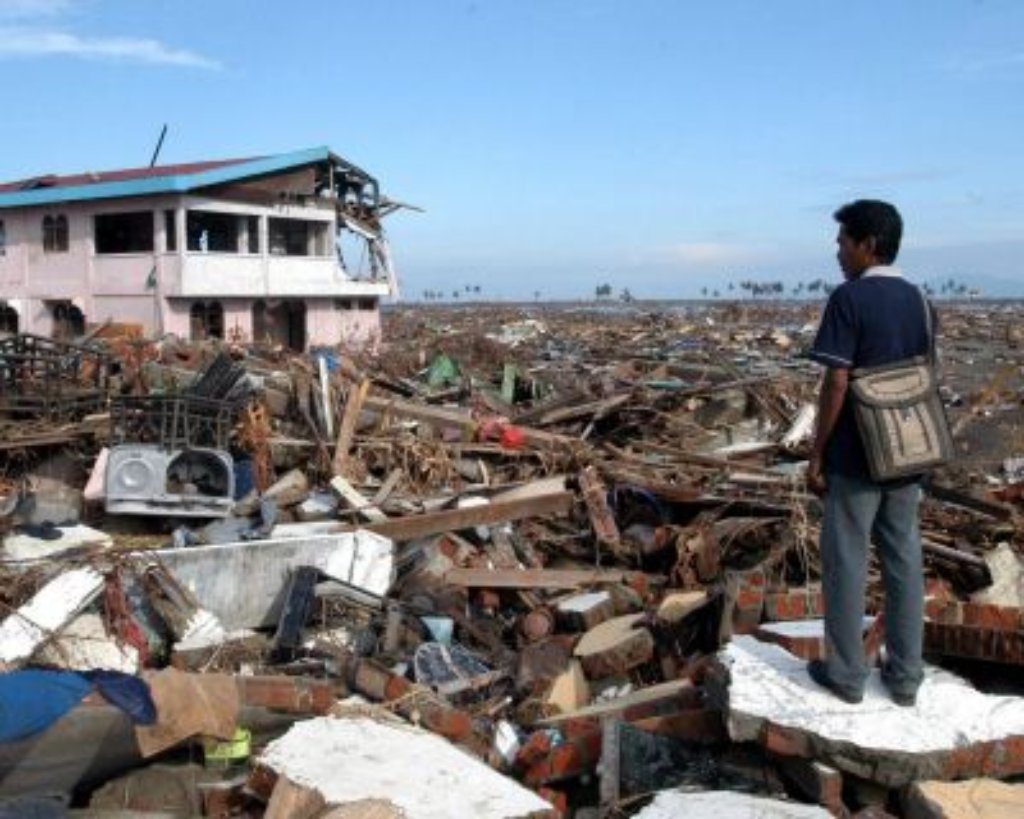... die ganz besonders unter der Katastrophe zu leiden hat. In manchen Dörfern löscht der Tsunami 80 Prozent der Bevölkerung aus. Nirgends sonst starben so viele Menschen.