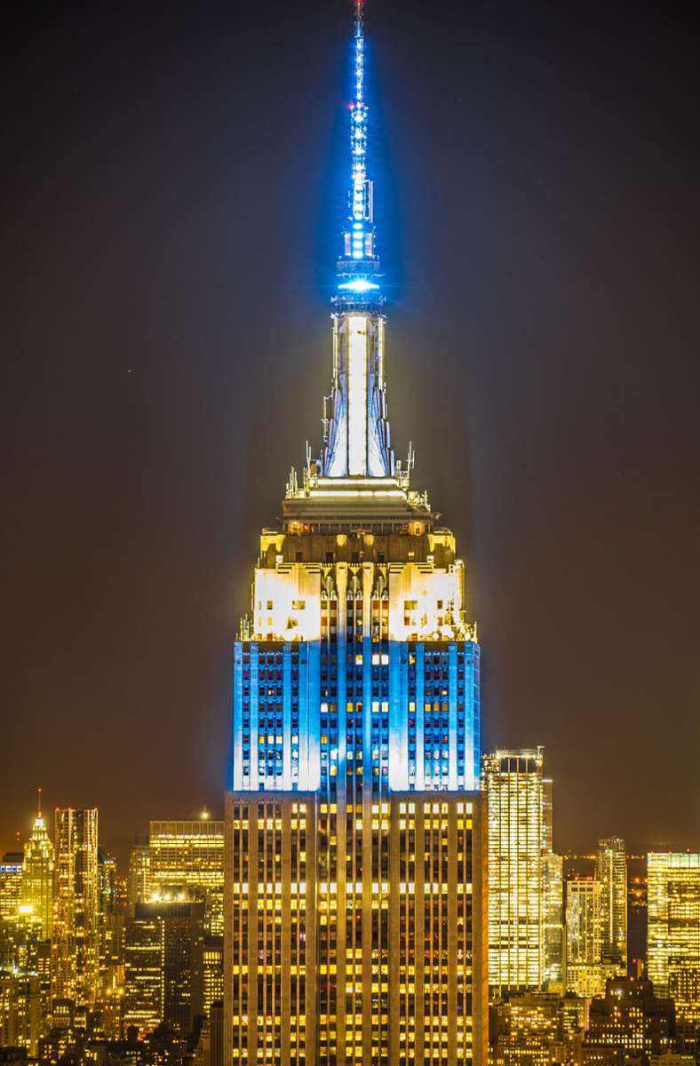 Die oberen 30 Stockwerke können dank LEDs bunt beleuchtet werden – zum Beispiel blau-gelb aus Solidarität zu den Menschen in der Ukraine. Auf der Website findet man einen Beleuchtungsplan.