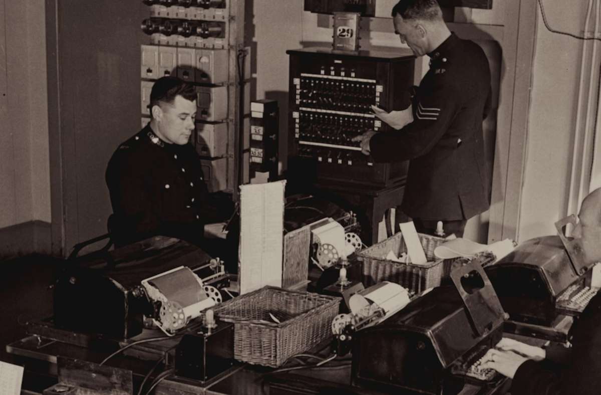 Die Polizei arbeitet in den 50er Jahren noch immer weitgehend mit den Mitteln, die man aus Sherlock-Holmes-Geschichten kennt. Computer, Internet und DNA-Analysen sind als Ermittlungswerkzeuge noch unvorstellbar.