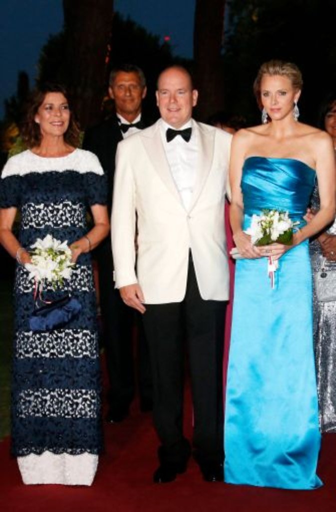 Statt dessen empfängt das Fürstenpaar zusammen mit Prinzessin Caroline in Monte Carlo die Gäste zum alljährlichen Rot-Kreuz-Ball.