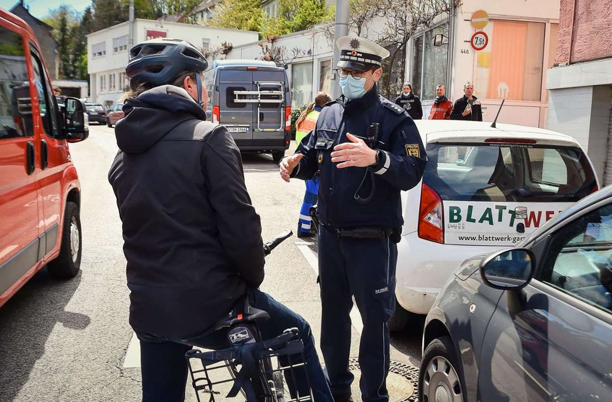 Polizeihauptkommissar Lars Schneider erklärt einem Radfahrer die Regeln an der Böblinger Straße.